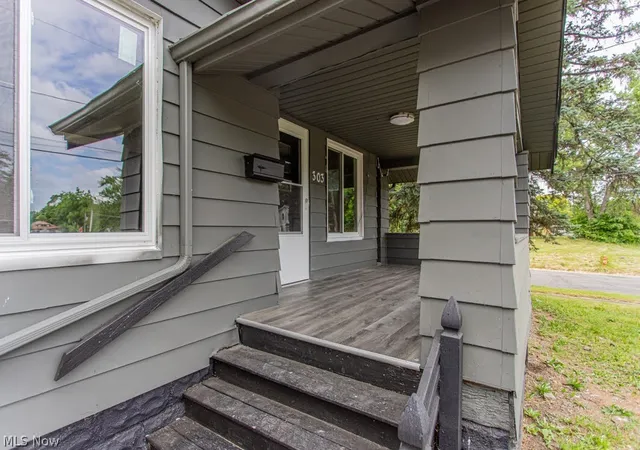 3rd image of 303 E Ravenwood Ave, Youngstown, OH 44507 | MLS# 5218410