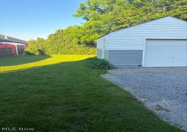 Photo 3 of Single family home for sale at 35 Bentley Ave, Hubbard, OH 44425 | MLS# 5217728 | Listing updated on 2026-07-27