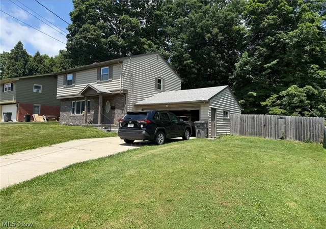 Photo 3 of Sale Pending at 3330 Kingston Ln, Youngstown, OH 44511 | MLS# 5218569 | Listing updated on 2026-07-23