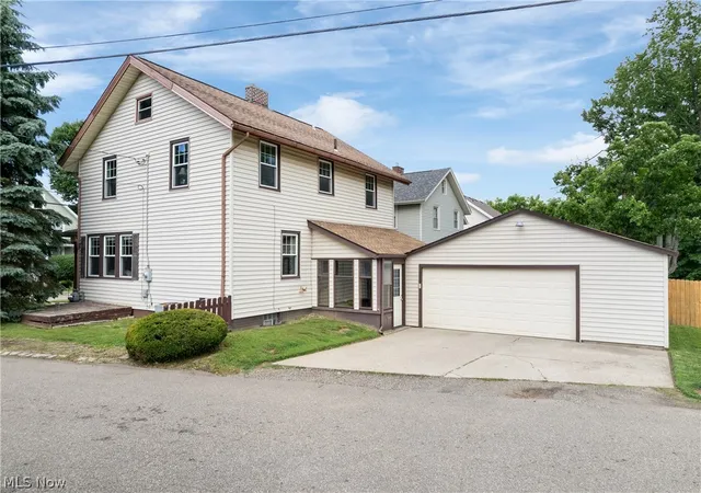2nd image of 206 Bachtel St Se, North Canton, OH 44720 | MLS# 5218329