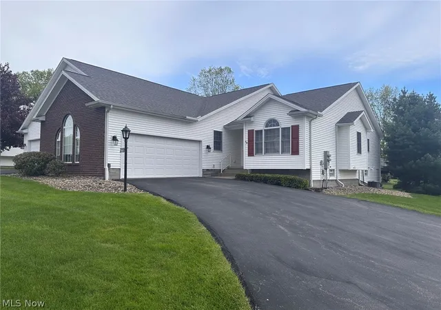 1st image of 220 Cranberry Ct, Warren, OH 44483 | MLS# 5218352