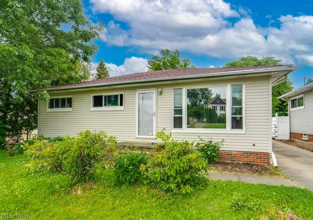 Photo 2 of Single family home for sale at 5833 Stumph Rd, Cleveland, OH 44130 | MLS# 5218458 | Listing updated on 2026-07-22