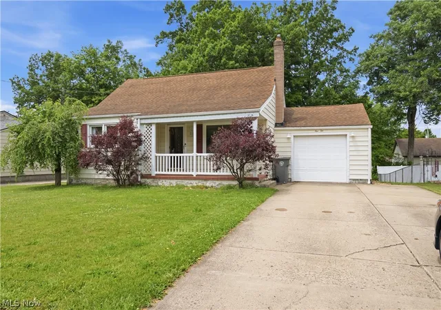 Photo 2 of Single family home for sale at 910 S Hazelwood Ave, Youngstown, OH 44509 | MLS# 5218835 | Listing updated on 2026-07-10
