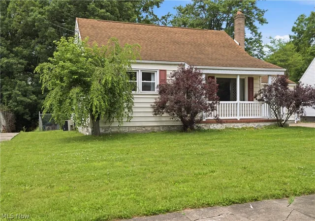 Photo 3 of Single family home for sale at 910 S Hazelwood Ave, Youngstown, OH 44509 | MLS# 5218835 | Listing updated on 2026-07-10
