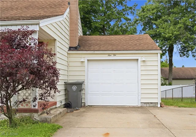 Photo 3 of Single family home for sale at 910 S Hazelwood Ave, Youngstown, OH 44509 | MLS# 5218835 | Listing updated on 2026-07-10