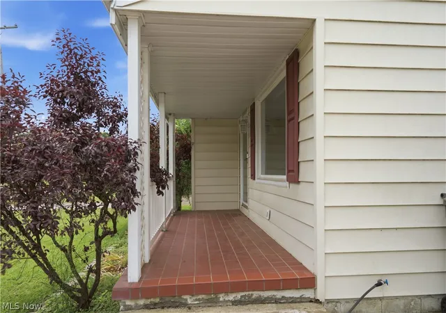 Photo 4 of Single family home for sale at 910 S Hazelwood Ave, Youngstown, OH 44509 | MLS# 5218835 | Listing updated on 2026-07-10