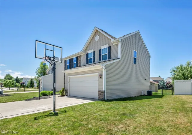Photo 3 of Single family home for sale at 1570 Arbor Dr, Willoughby, OH 44094 | MLS# 5218808 | Listing updated on 2026-06-28