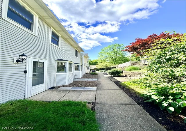 Listing Photo 5 - Condo for sale in building located at 11056 State Rte 44, Mantua, OH 44255 - Unit #M