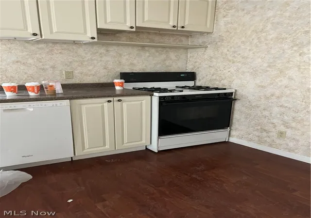 Photo 3 of Sale Pending at 2025 Pointview Ave, Youngstown, OH 44502 | MLS# 5219359 | Listing updated on 2026-08-03
