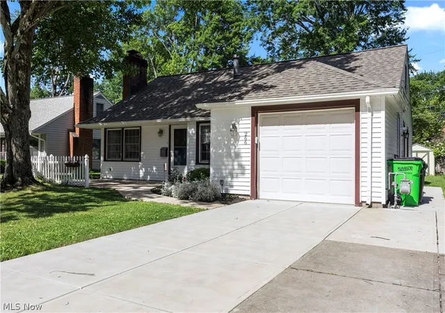 Homes for sale in Berea, OH | 266 Franklin Dr, Berea, OH 44017 | MLS# 5216016