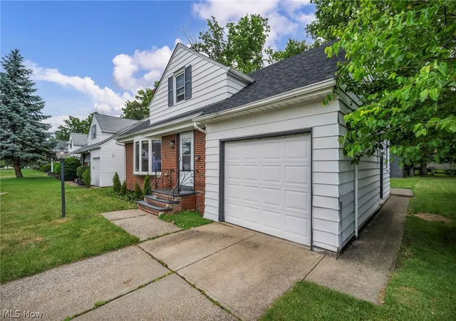 3rd image of 421 E 255Th, Euclid, OH 44132 | MLS# 5219379