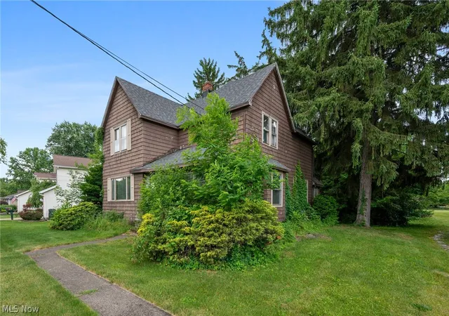 Photo 3 of Single family home for sale at 403 Barrett Rd, Berea, OH 44017 | MLS# 5219311 | Listing updated on 2026-07-22