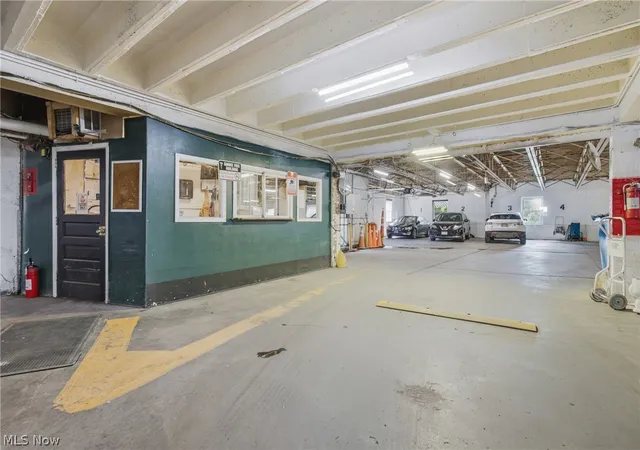 2nd image of 13800 Fairhill Rd, Cleveland, OH 44120