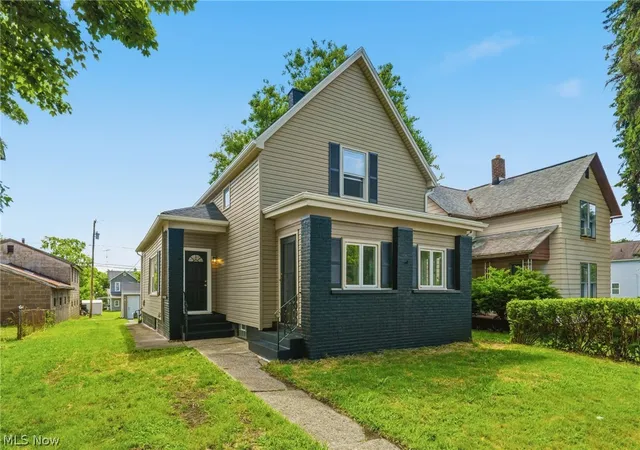 Photo 3 of Sale Pending at 440 S Freedom Ave, Alliance, OH 44601 | MLS# 5218579 | Listing updated on 2026-07-11