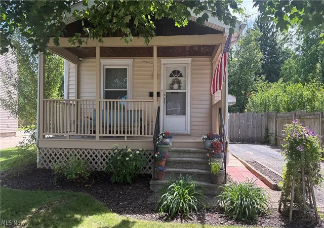 Homes for sale in Cuyahoga Falls, OH | 2559 6th St, Cuyahoga Falls, OH 44221 | MLS# 5219819