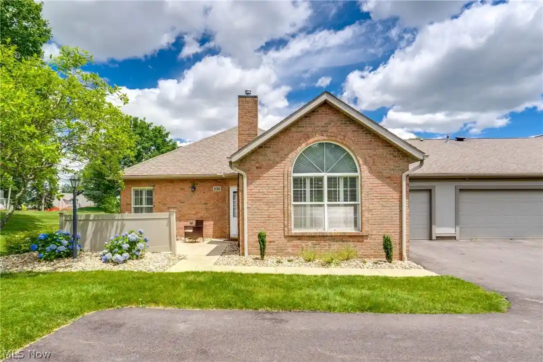 Listing Photo 2 - Condo for sale in 230 Whippoorwill Ln located at 230 Whippoorwill Ln, Mansfield, OH 44906 - Unit 230 Whippoorwill Ln