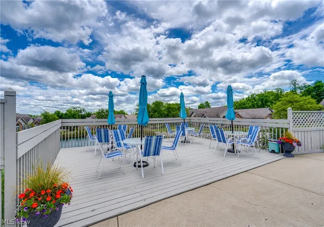 Listing Photo 2 - Condo for sale in building located at 230 Whippoorwill Ln, Mansfield, OH 44906 - Unit #