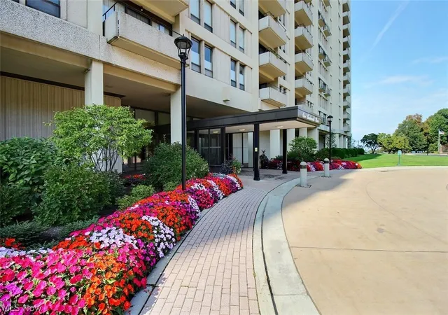 Condo for sale at 1 Bratenahl Pl #802, Bratenahl, OH 44108 | MLS# 5220231