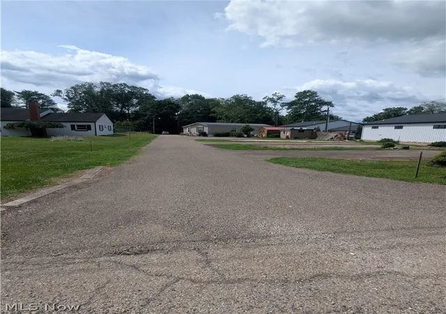 2nd image of 860 Grove Rd, Zanesville, OH 43701 | MLS# 5220203
