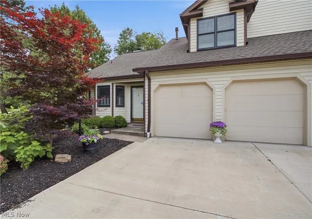 Homes for sale in Aurora, OH | 700 Hampton Cir #8, Aurora, OH 44202 | MLS# 5219196