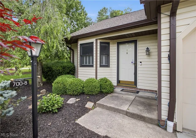 Homes for sale in Aurora, OH | 700 Hampton Cir #8, Aurora, OH 44202 | MLS# 5219196
