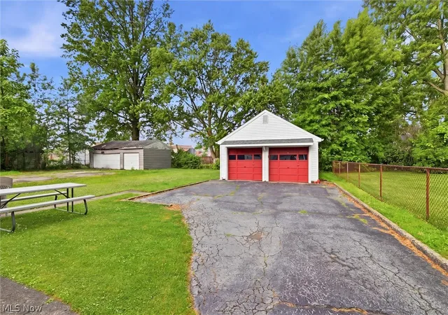 Photo 3 of Sale Pending at 556 Belvedere Ave SE, Warren, OH 44483 | MLS# 5220007 | Listing updated on 2026-08-31