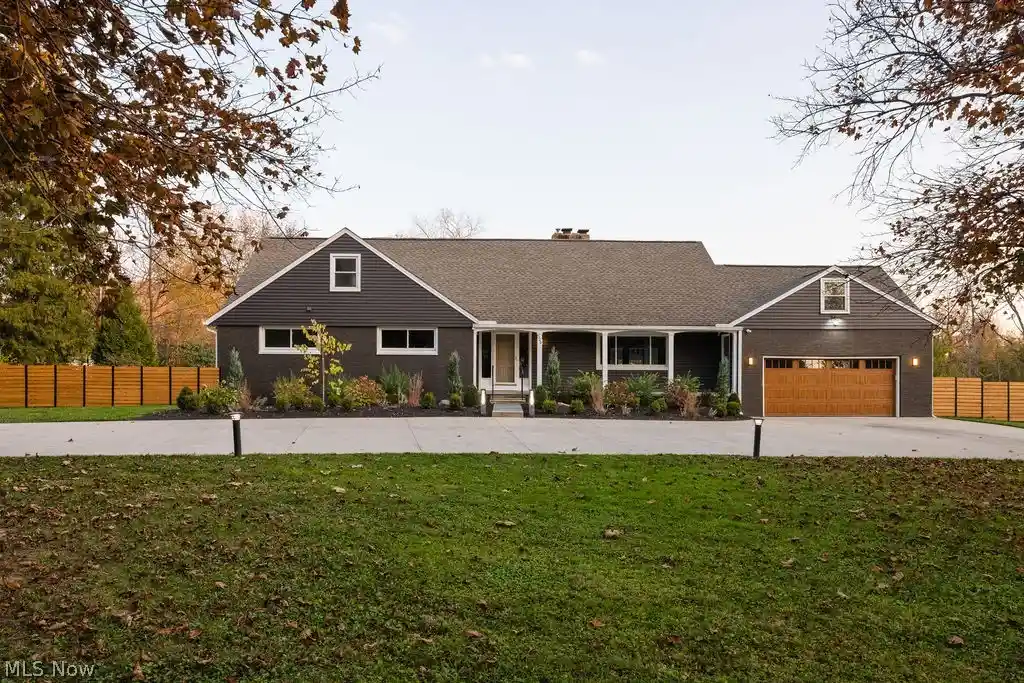 Photo 1 of Single family home for sale at 525 N Hametown Rd, Akron, OH 44333 | MLS# 5220517 | Listing updated on 2026-10-30