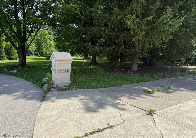 Photo 3 of Sale Pending at 5755 Logan Arms Dr, Girard, OH 44420 | MLS# 5220886 | Listing updated on 2026-08-02
