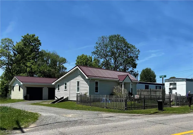 Homes for sale in Follansbee, WV | 403 Lee Rd, Follansbee, WV 26037 | MLS# 5220836