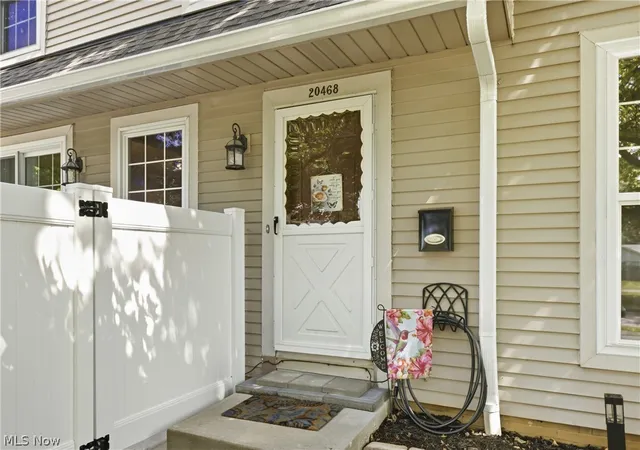 Homes for sale in Middleburg Heights, OH | 20468 Williamsburg Ct, Middleburg Heights, OH 44130