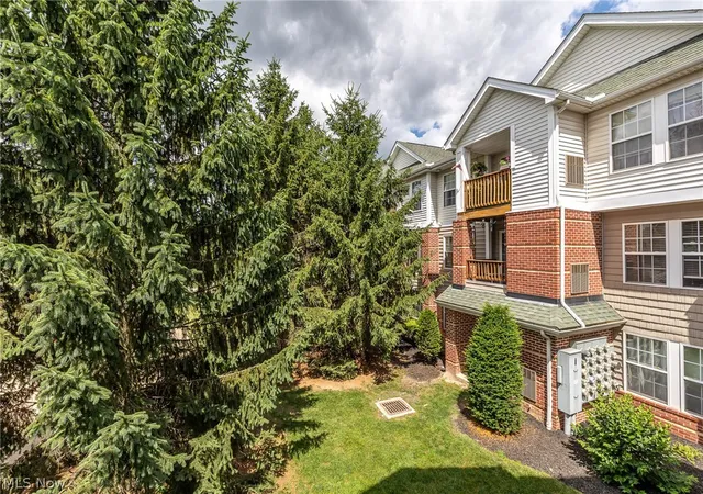 2nd image of 23004 Chandlers Ln, Olmsted Falls, OH 44138