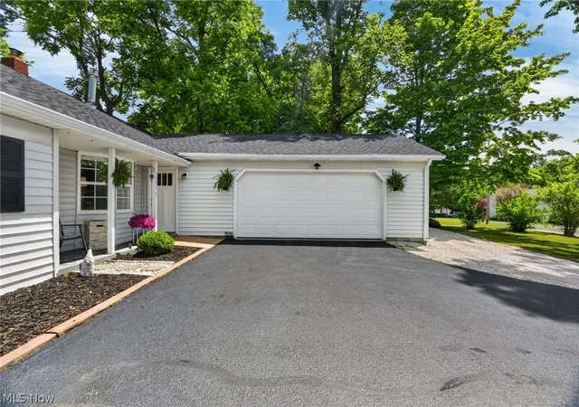 5th image of 13772 Carlton St, Burton, OH 44021 | MLS# 5217833