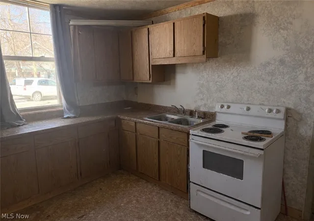 4th image of 204 Trenton Ave, Uhrichsville, OH 44683 | MLS# 5221362