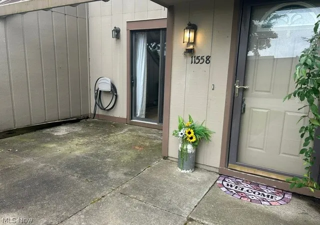 Listing Photo 4 - Condo for sale in building located at 11558 Harbour Light Dr, North Royalton, OH 44133