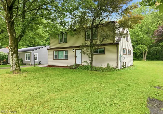 3rd image of 3192 Roselawn Dr, Niles, OH 44446 | MLS# 5221778