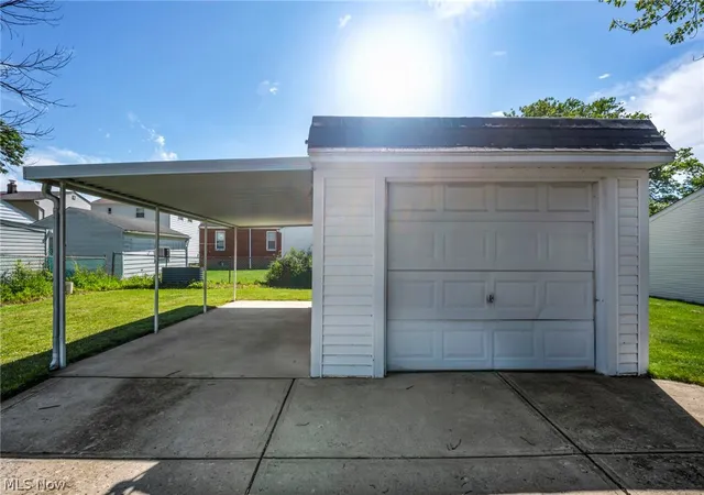 Homes for sale in Willowick, OH | 424 E 326th St, Willowick, OH 44095 | MLS# 5216673