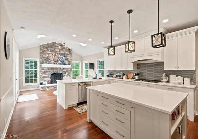 3rd image of 8320 Woodberry Blvd, Chagrin Falls, OH 44023 | MLS# 5221733