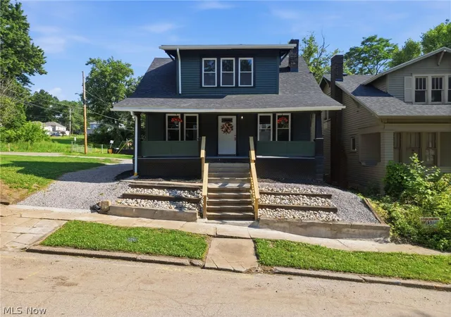 1st image of 824 Prospect Ave, Zanesville, OH 43701 | MLS# 5222108