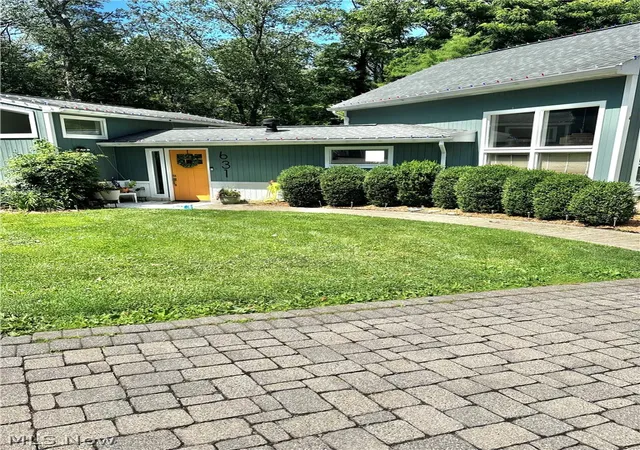 Photo 2 of Single family home for sale at 631 Pleasant St, East Liverpool, OH 43920 | MLS# 5221328 | Listing updated on 2026-06-26