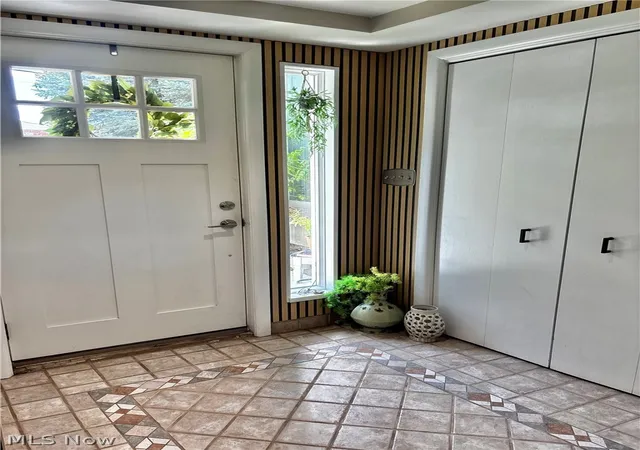 Photo 3 of Single family home for sale at 631 Pleasant St, East Liverpool, OH 43920 | MLS# 5221328 | Listing updated on 2026-06-26