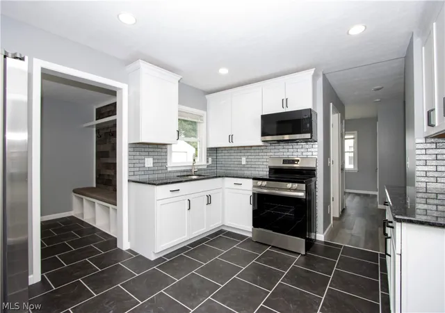 Photo 4 of Sale Pending at 407 Oxford Ave, Akron, OH 44310 | MLS# 5221715 | Listing updated on 2026-07-16