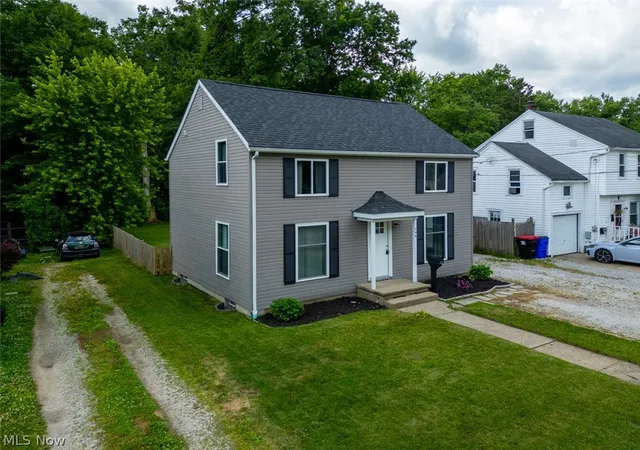 Photo 2 of Single family home for sale at 746 E Highland Ave, Ravenna, OH 44266 | MLS# 5222106 | Listing updated on 2026-07-27