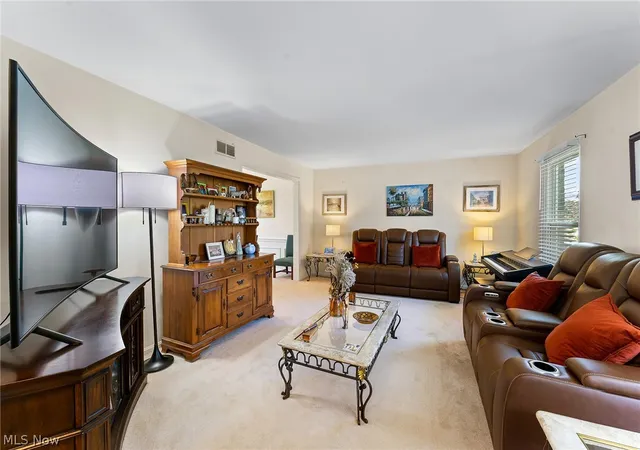 Photo 2 of Single family home for sale at 147 Mayflower Dr, Youngstown, OH 44512 | MLS# 5221905 | Listing updated on 2026-07-28