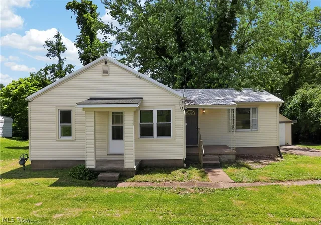 Homes for sale in Zanesville, OH | 86 Van Sant St, Zanesville, OH 43701 | MLS# 5222006