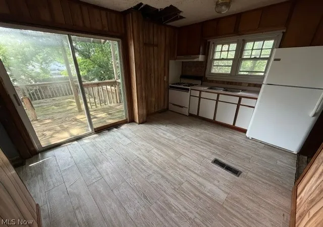 Photo 4 of Single family home for sale at 950 Silvercrest Ave, Akron, OH 44314 | MLS# 5220057 | Listing updated on 2026-10-05