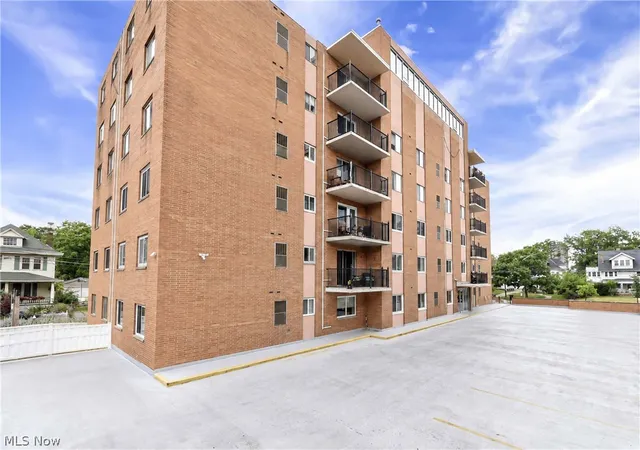 Listing Photo 2 - Condo for sale in building located at 12029 Clifton Blvd, Lakewood, OH 44107 - Unit #204