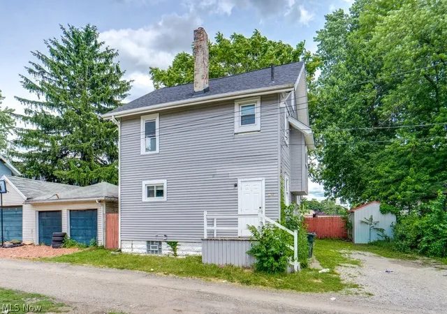 Photo 2 of Single family home for sale at 732 Akin Ct Sw, Canton, OH 44706 | MLS# 5220885 | Listing updated on 2026-06-26