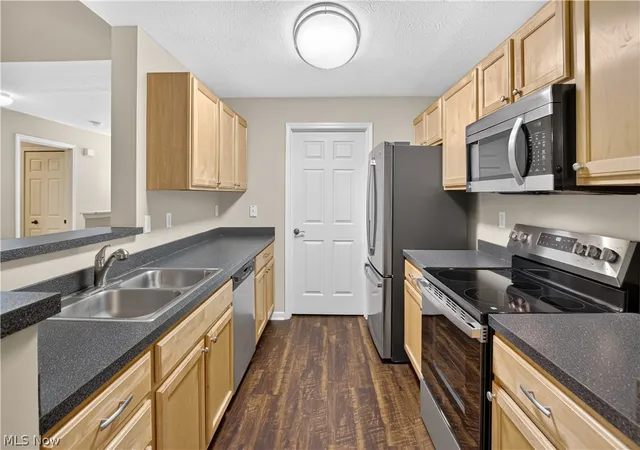 3rd image of 3324 Lenox Vlg Dr, Fairlawn, OH 44333
