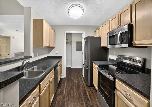 4th image of 3324 Lenox Vlg Dr, Fairlawn, OH 44333