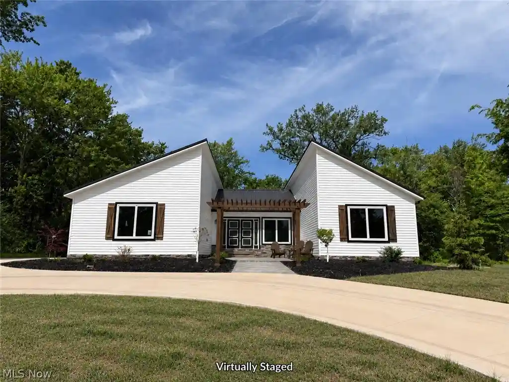 Single family home for sale at 3940 Ellendale Rd, Chagrin Falls, OH 44022 | MLS# 5221679